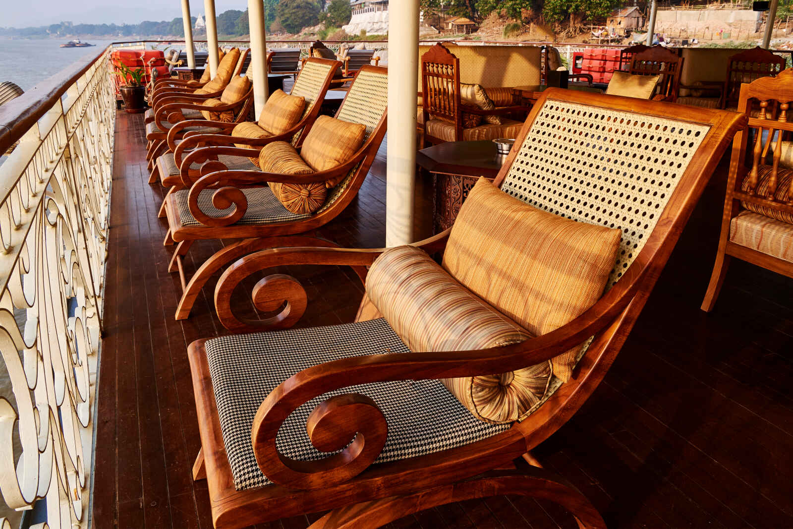 Terrasse et fauteuils, Irrawaddy Explorer