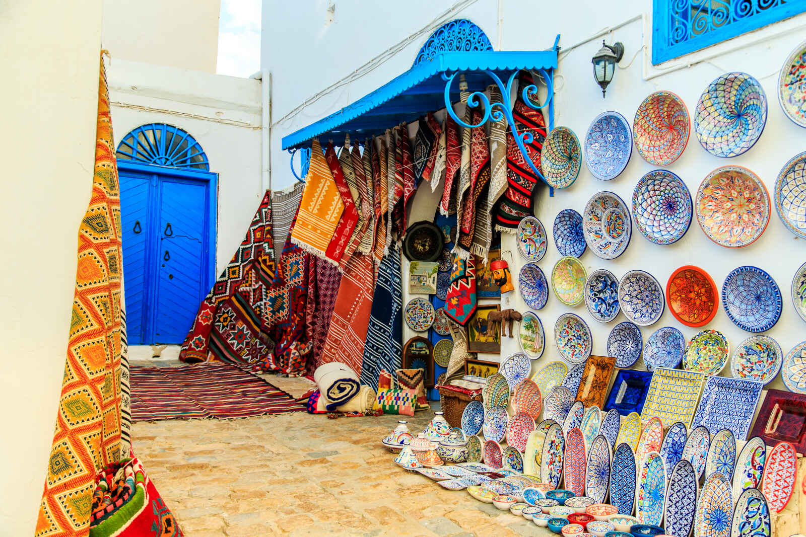 Faïence et tapis souvenirs sur le marché, Sidi Bou Saïd, Tunisie