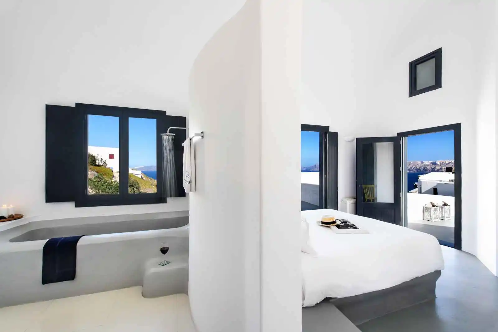 Luxury Suite, Ambassador Aegean, Santorin, Grèce.