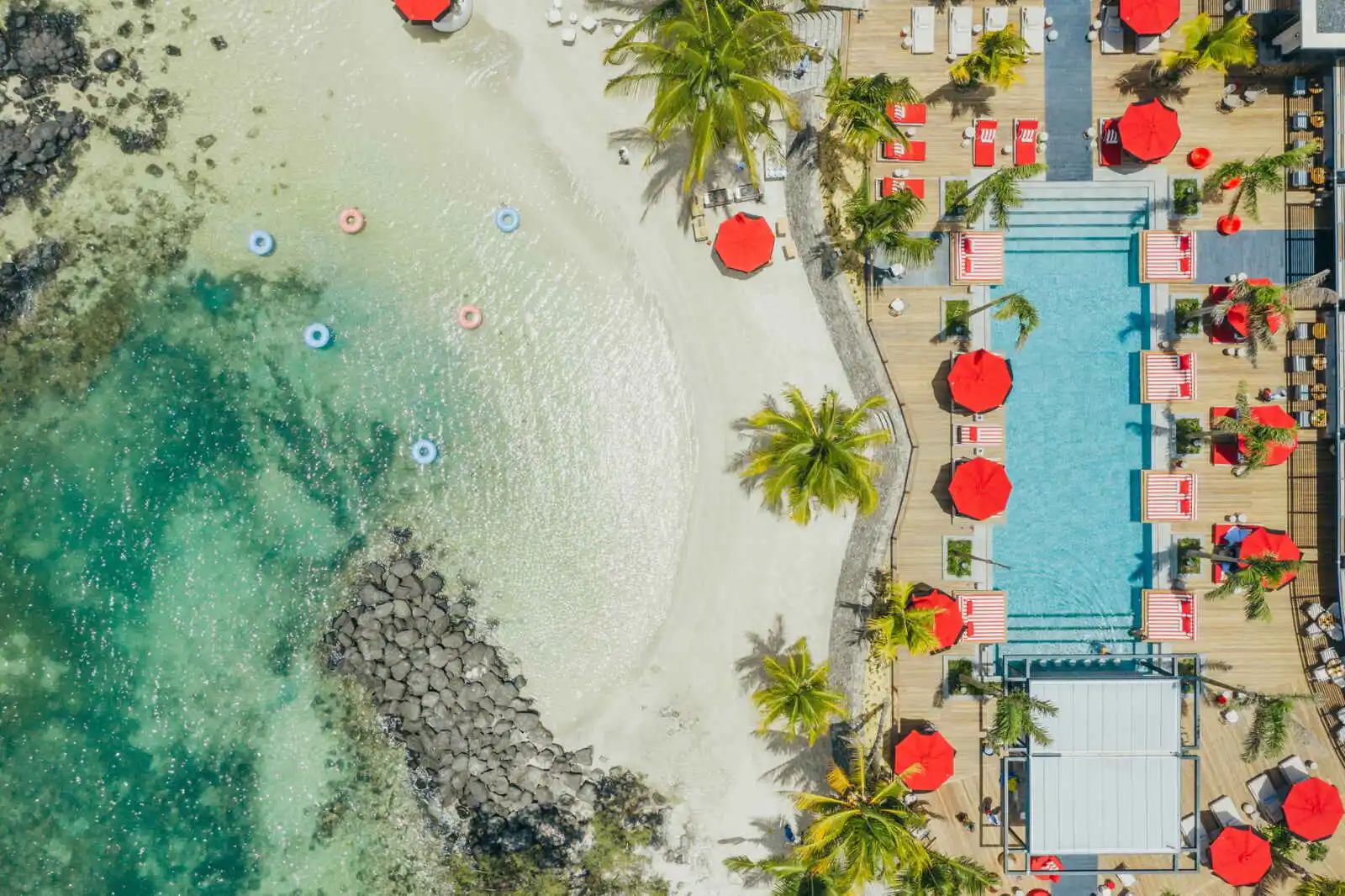 Vue aérienne de la piscine du Beach Rouge Restaurant, LUX* Grand Baie, Île Maurice