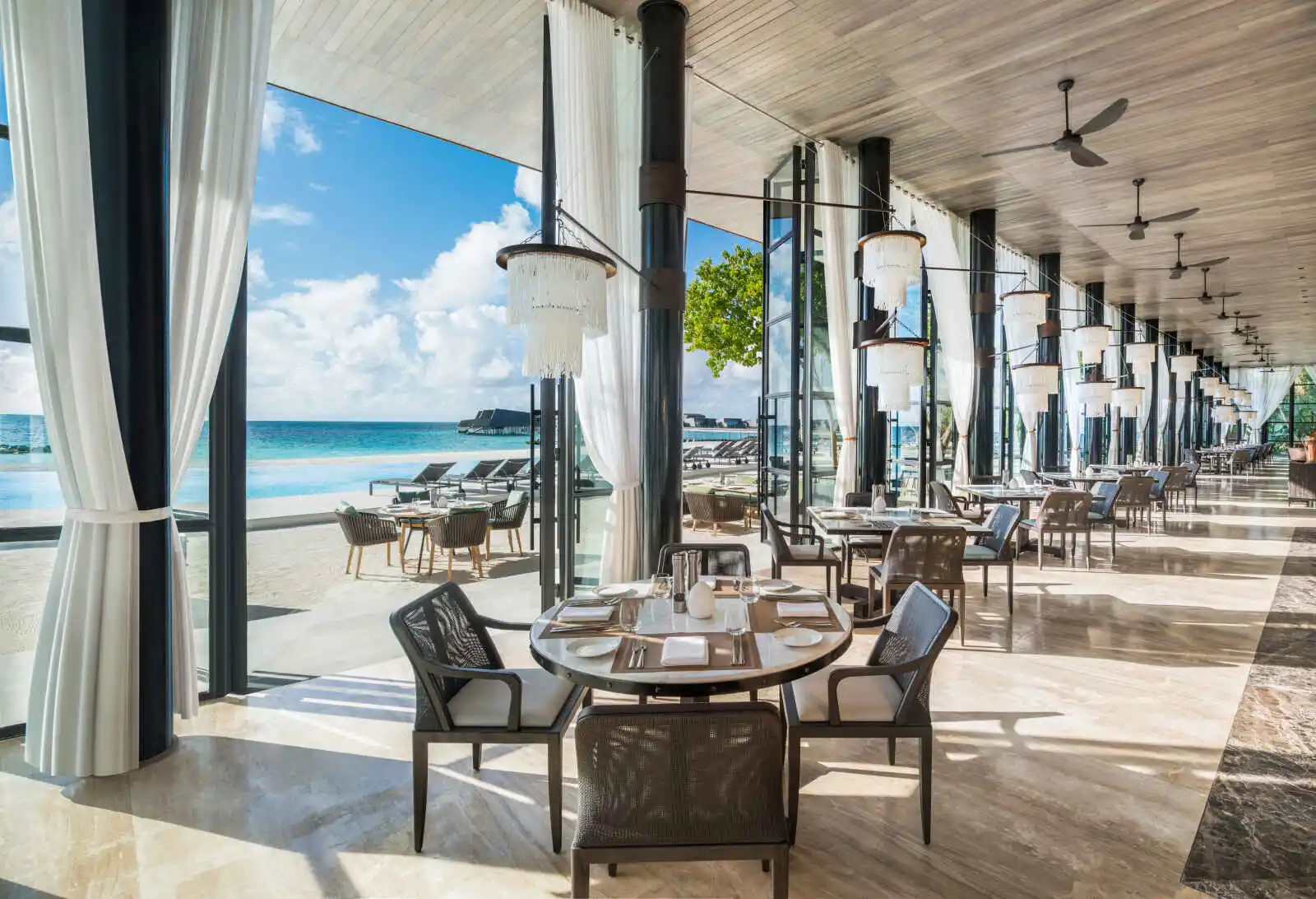 Un des bars de l'hôtel, The St. Regis Maldives Vommuli Resort