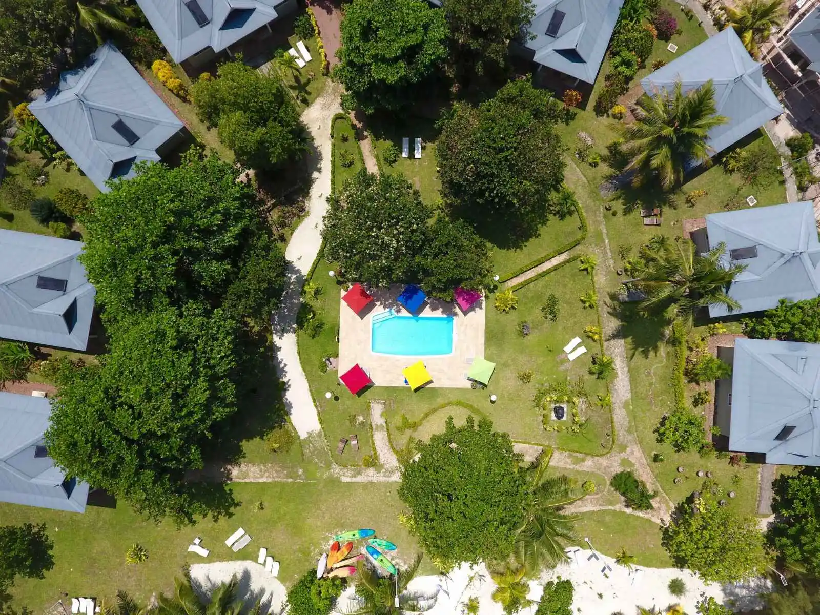 Vue aérienne de la piscine de l'hôtel, Cote d'Or Footprints
