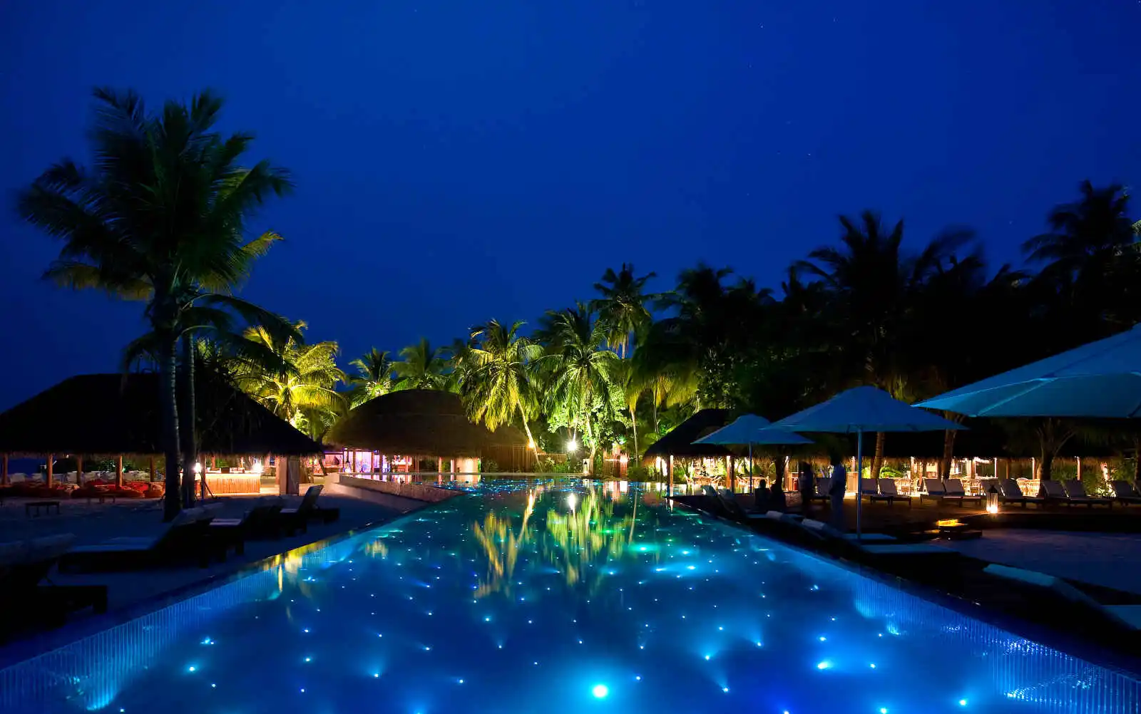 Piscine de l'hôtel de nuit, Kuramathi Maldives