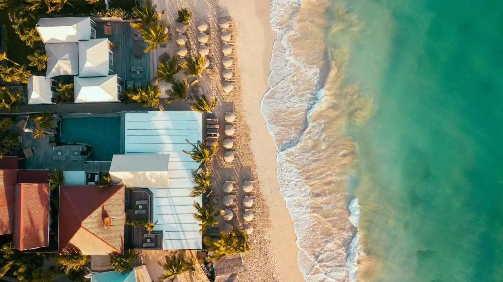 Vue aérienne de la piscine principale et du restaurant, Pearl Beach Hotel, Saint-Barthélemy