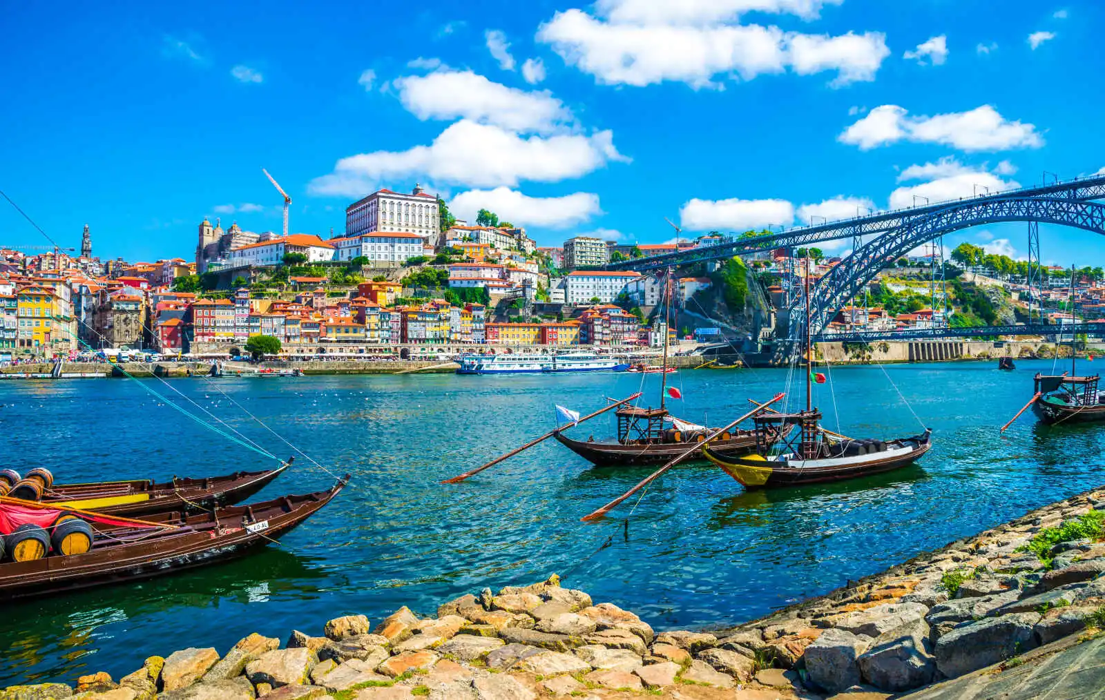Bateaux sur le Douro et pont Dom Luis I, Porto, Portugal