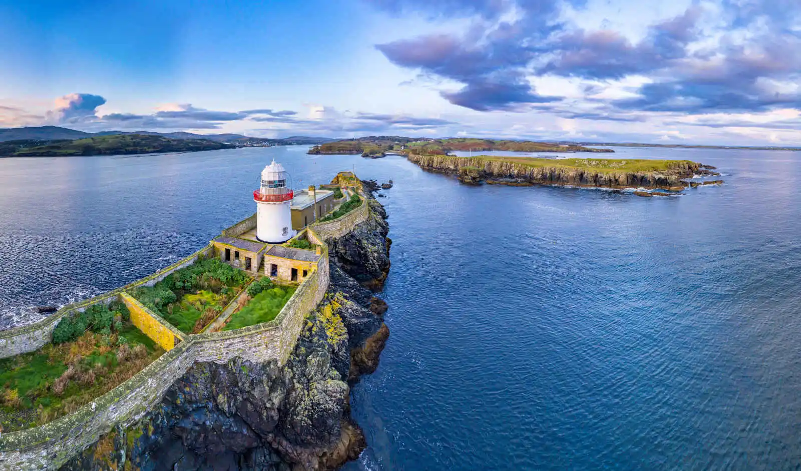 Vue sur le phare de Rotten Island et Killybegs, Comté de Donegal, Irlande.