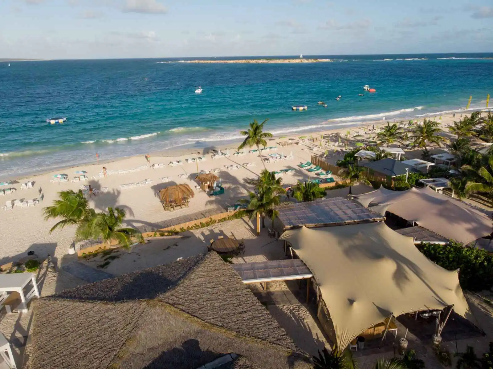 Vue aérienne de la plage et du restaurant, La Playa Orient Bay, Saint-Martin