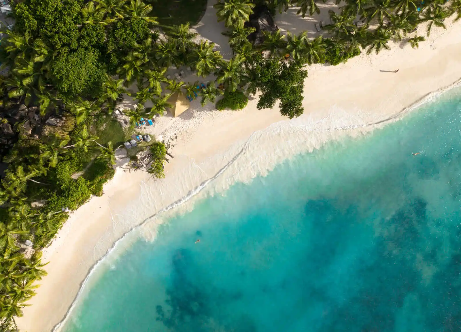 Vue aérienne de la plage de l'hôtel, Constance Lémuria Seychelles