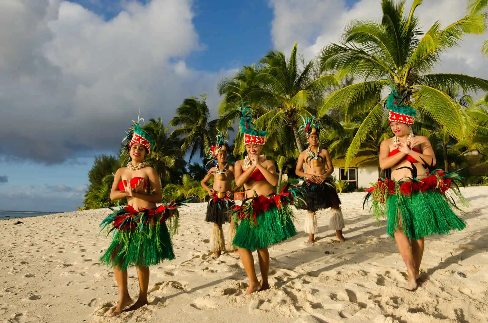 Danseurs tahitiens en costume traditionnel, Tahiti, Polynésie française