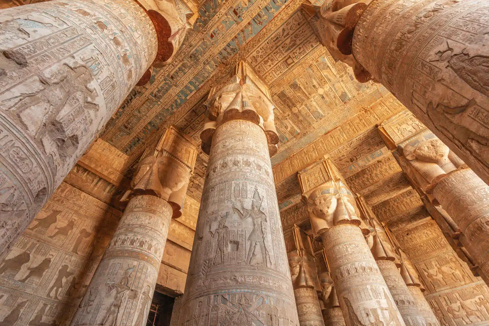 Plafond sculpté et décoré, Temple de Dendérah, Egypte