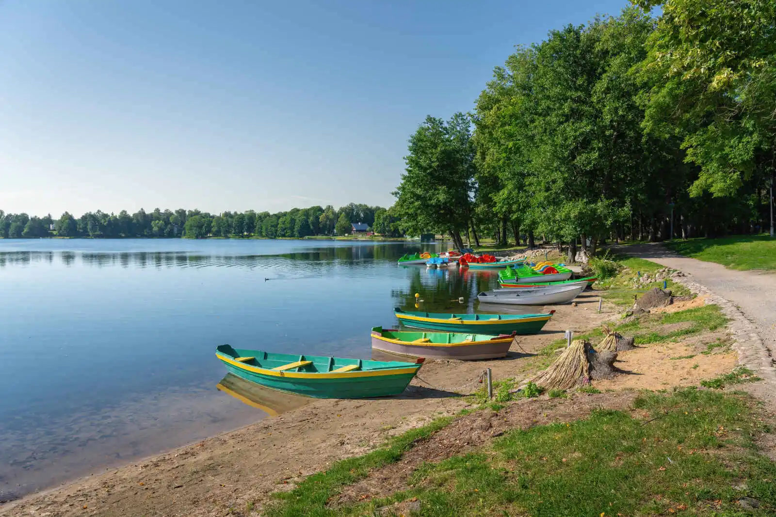 Bateaux à pédales et chaloupes, lac Galve, Trakai, Lituanie