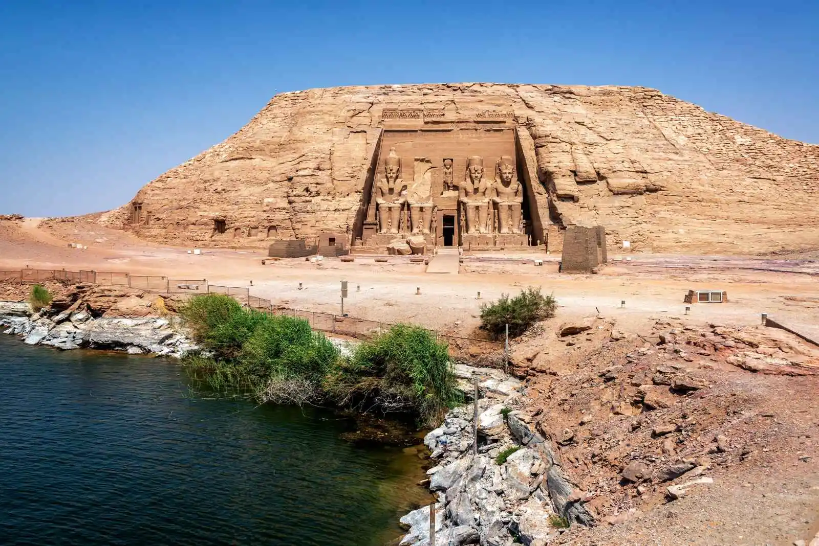 Vue du temple d'Abou Simbel et de la rive du lac Nasser en Egypte