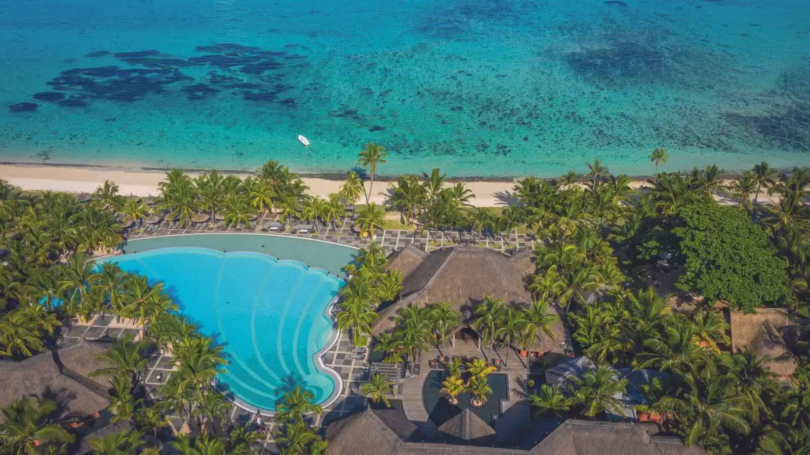 Vue aérienne de la piscine principale, Dinarobin Beachcomber Golf Resort & Spa, Île Maurice