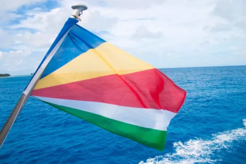 Drapeau des Seychelles flottant sur un bateau direction La Digue, Seychelles