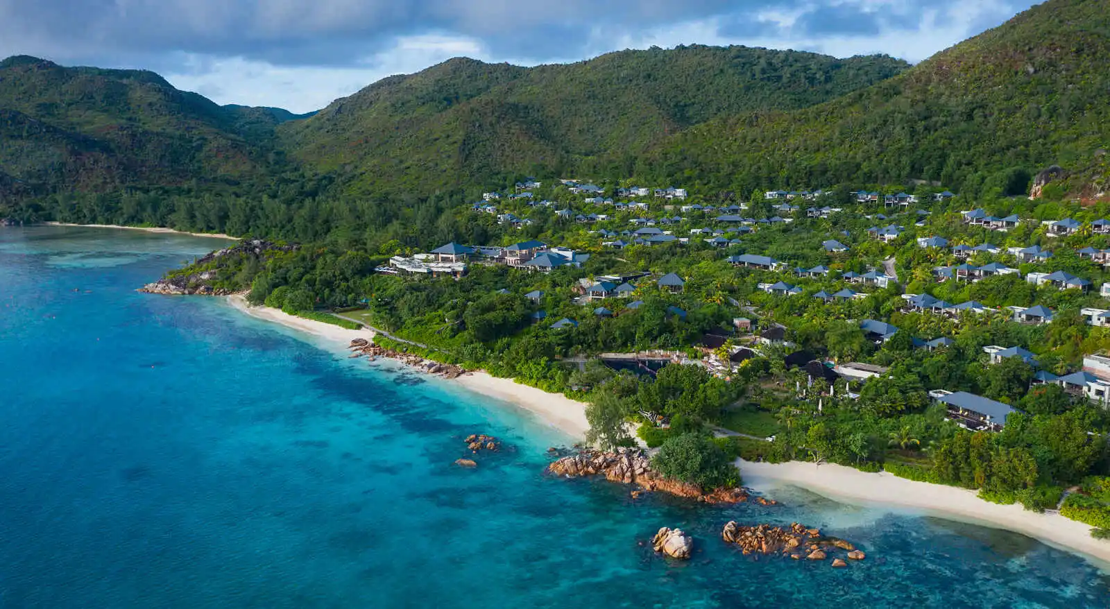 Vue extérieure de l'hôtel, Raffles Seychelles, île de Praslin, Seychelles