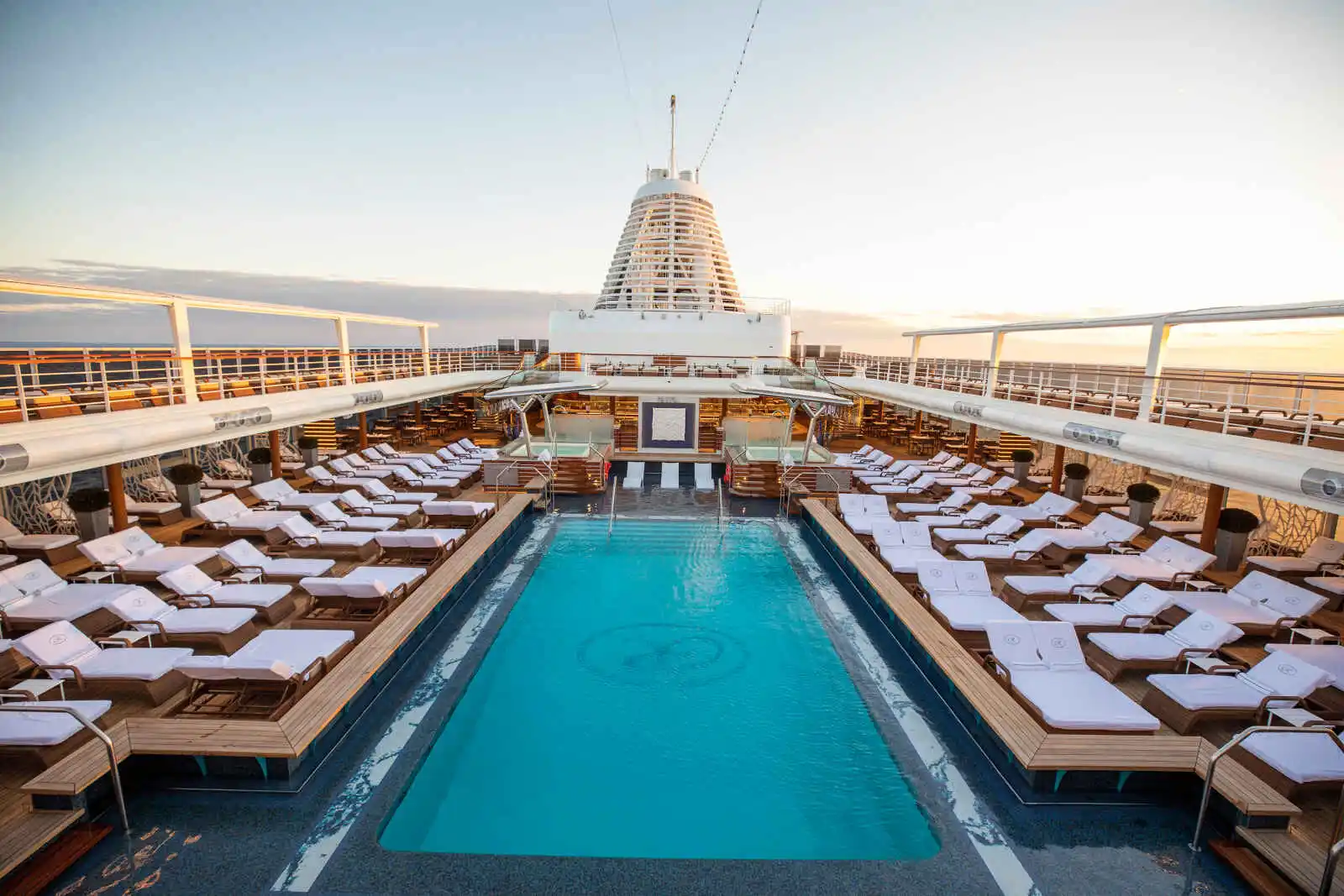 Piscine sur le pont du bateau, Seven Seas Splendor