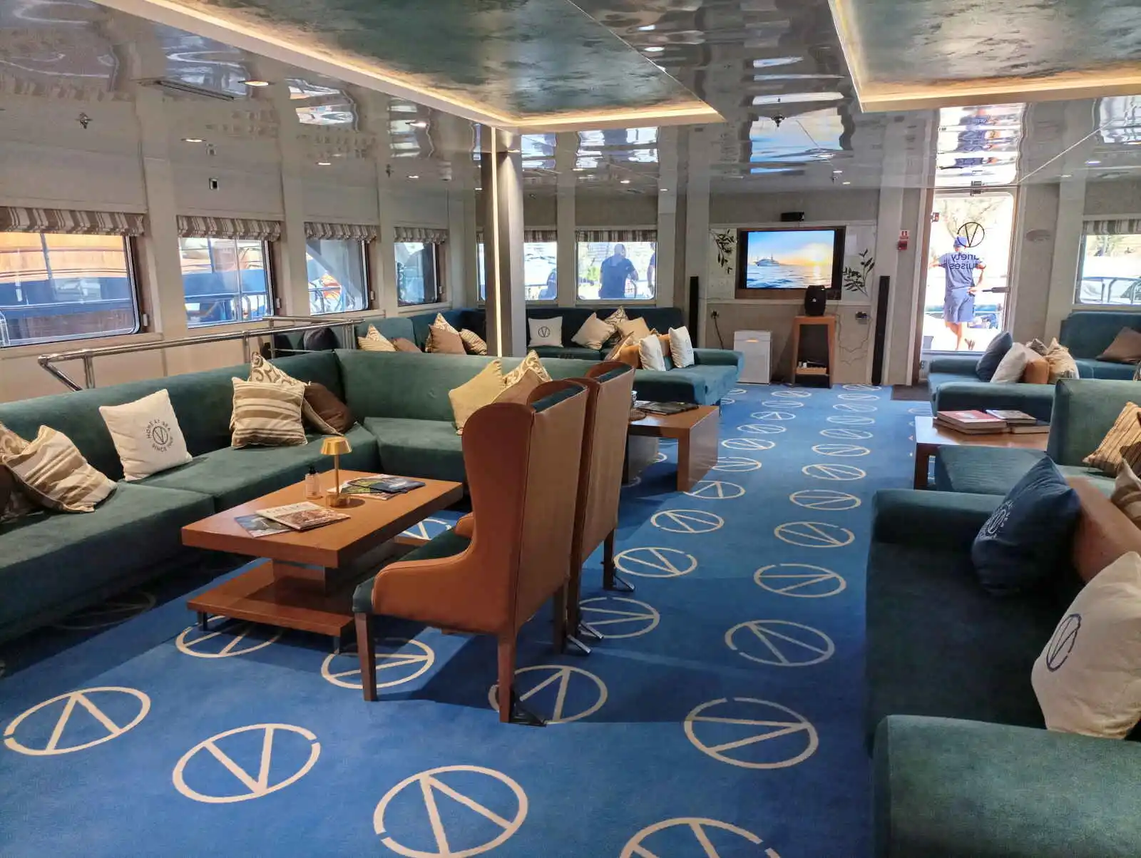 Lounge, M/Y Variety Voyager